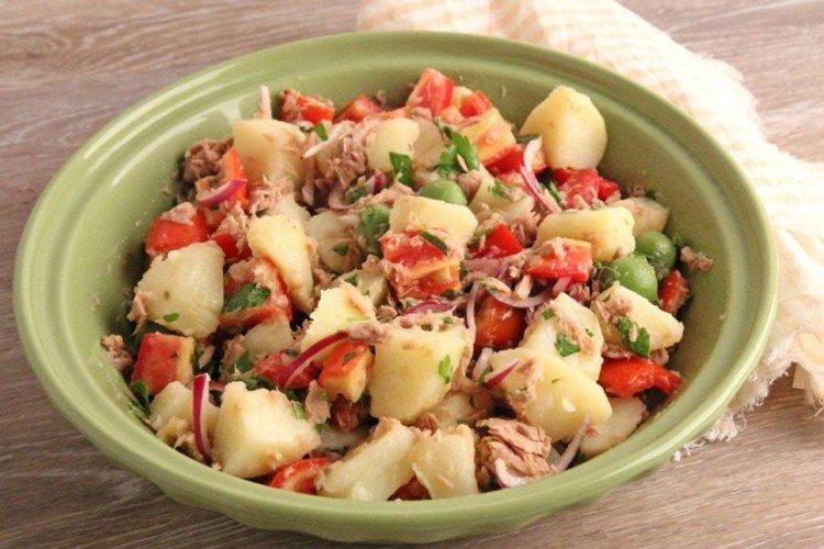 Теплый салат из молодой картошки с тунцом