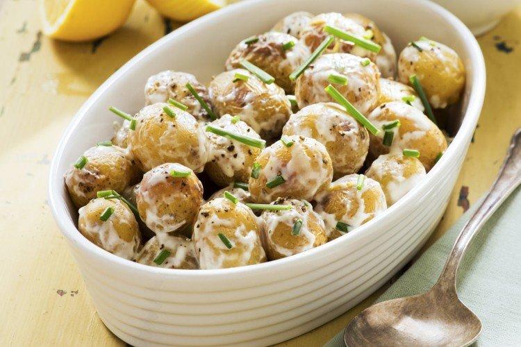 Молодая картошка в сметанном соусе с хреном