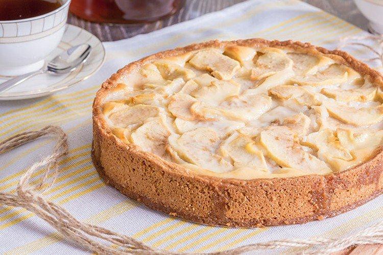 Песочный пирог с творогом и яблочными дольками