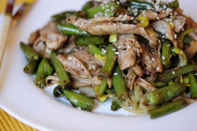 Салат из стручковой фасоли с огурцами и чили