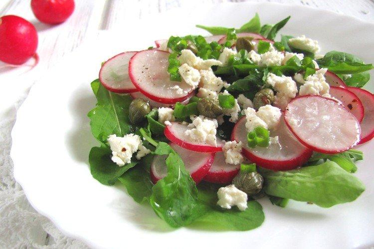 Салат с редиской, фетой и апельсиновой заправкой