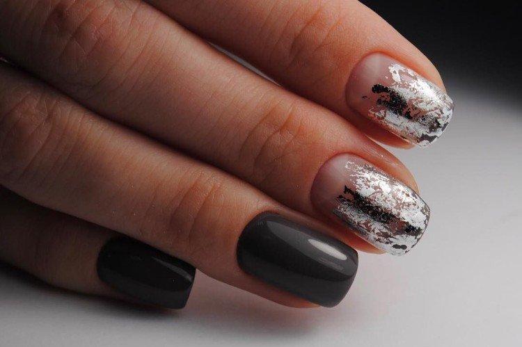 Серый маникюр с серебристой фольгой