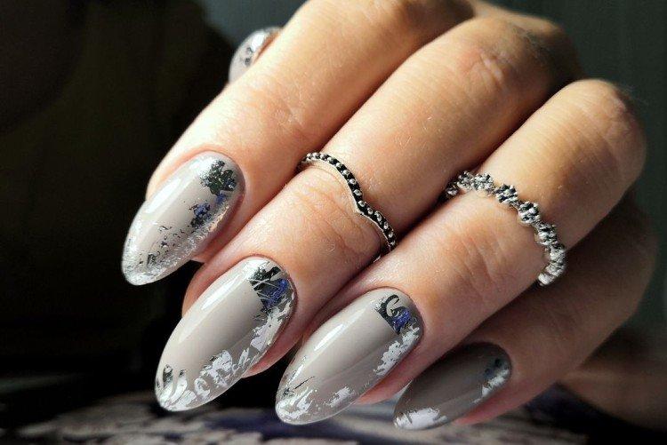 Серый маникюр с серебристой фольгой