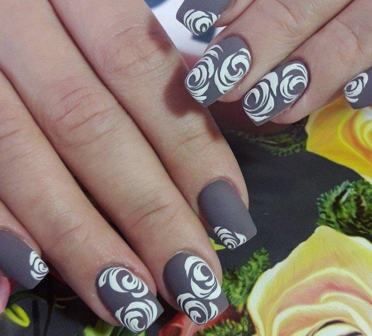 Серый маникюр с завитками