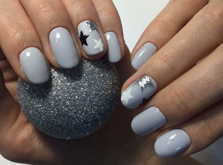 Серый маникюр со звездами