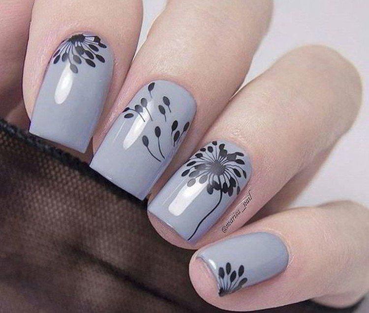 Серый маникюр с цветами