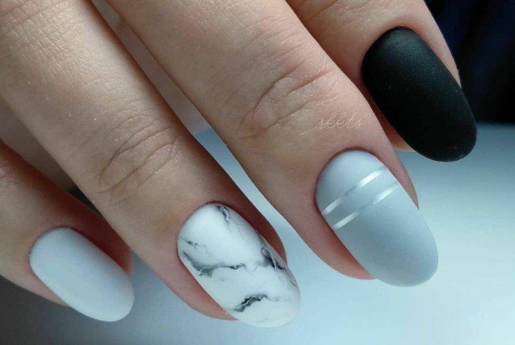 Серый маникюр с разводами
