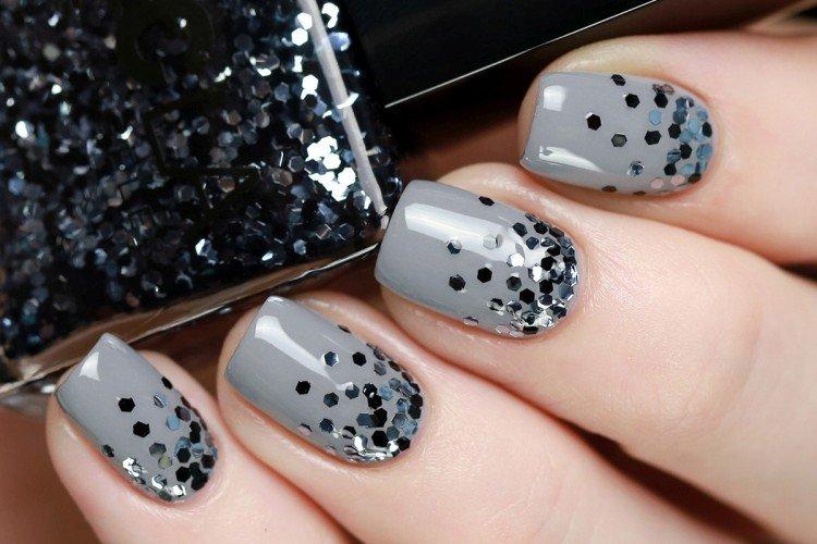 Серый маникюр с крупными блестками
