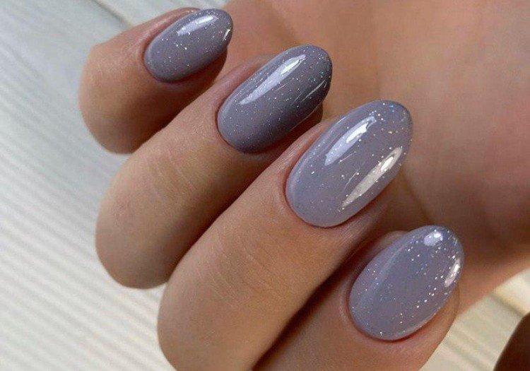 Серый маникюр с шиммером