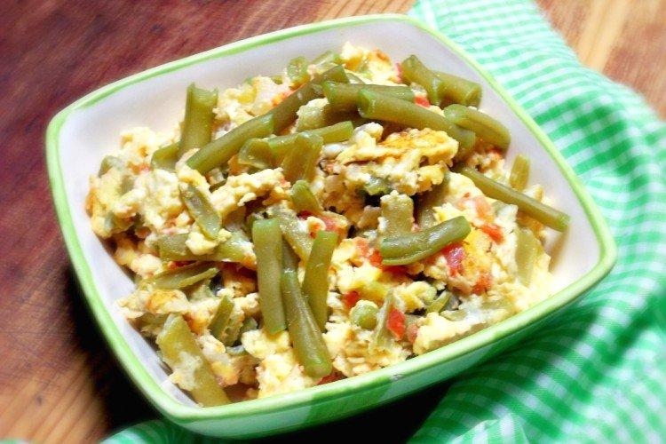 Стручковая фасоль с помидорами и яйцами