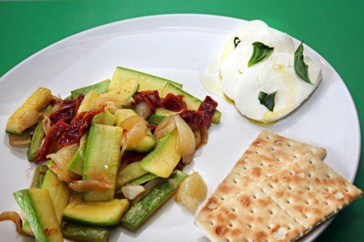 Кабачки с вялеными помидорами