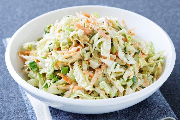 Салат из капусты с огурцом и кунжутной заправкой