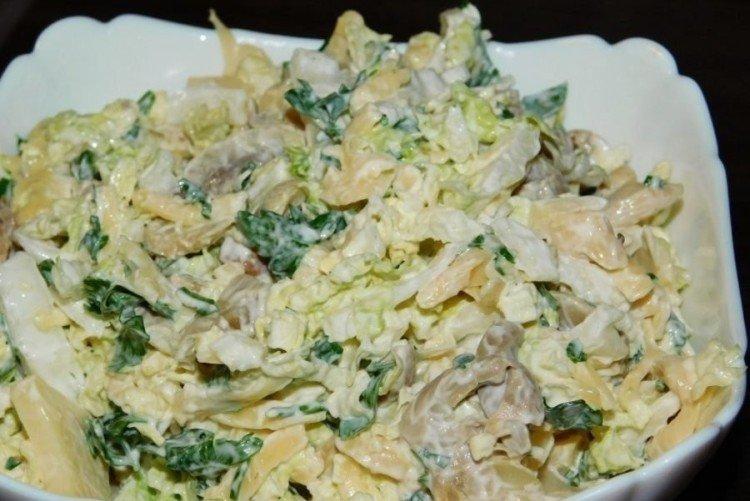 Салат из капусты, моркови и консервированных грибов