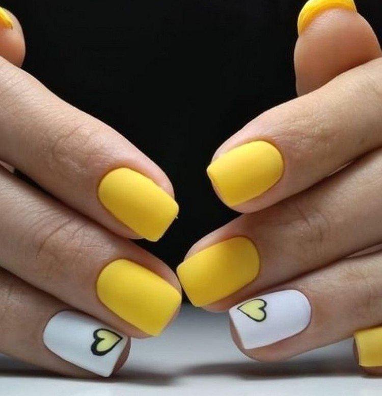 Желтый молодежный маникюр