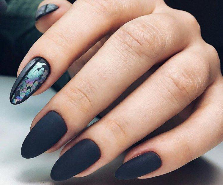 Матовый маникюр с фольгой