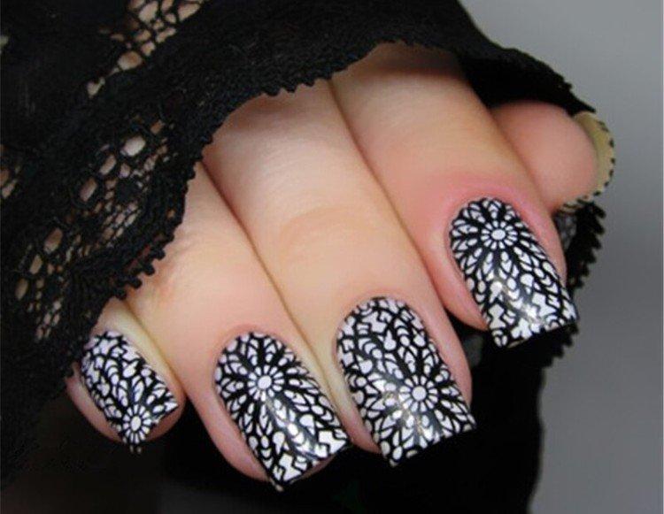 Темный маникюр с кружевными узорами