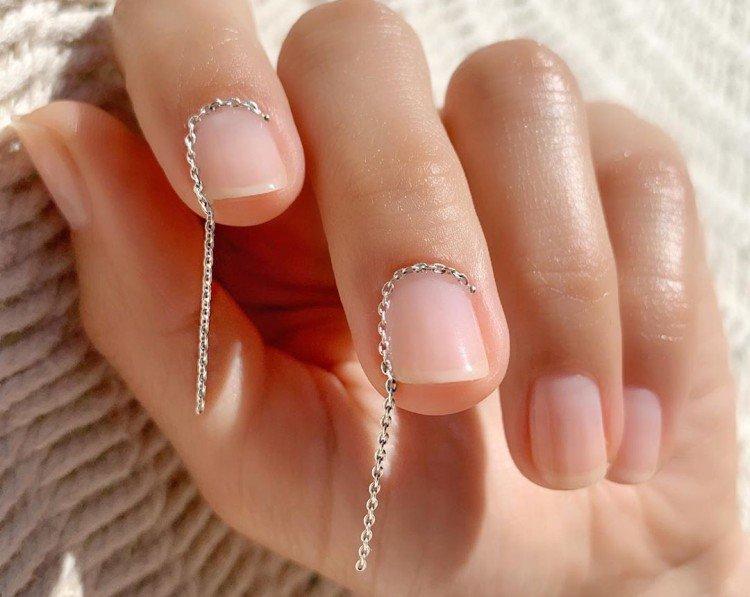 Молодежный маникюр с цепочками