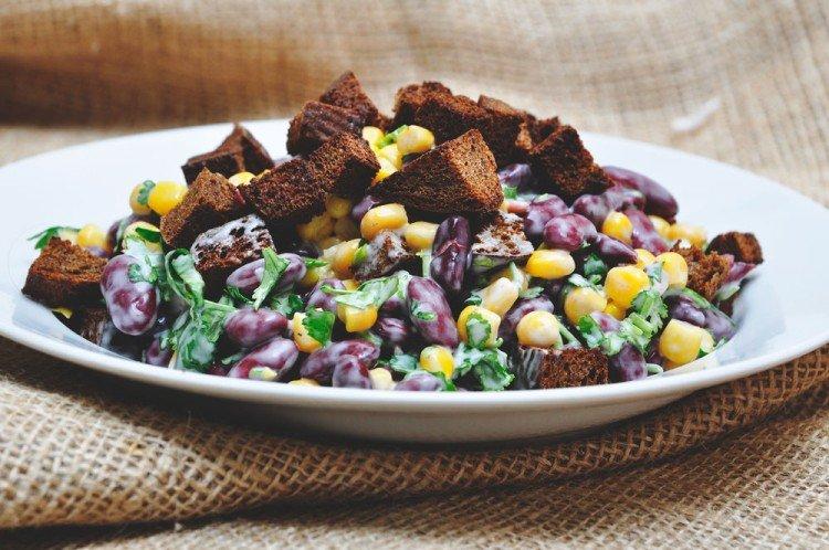 Сытный салат с фасолью