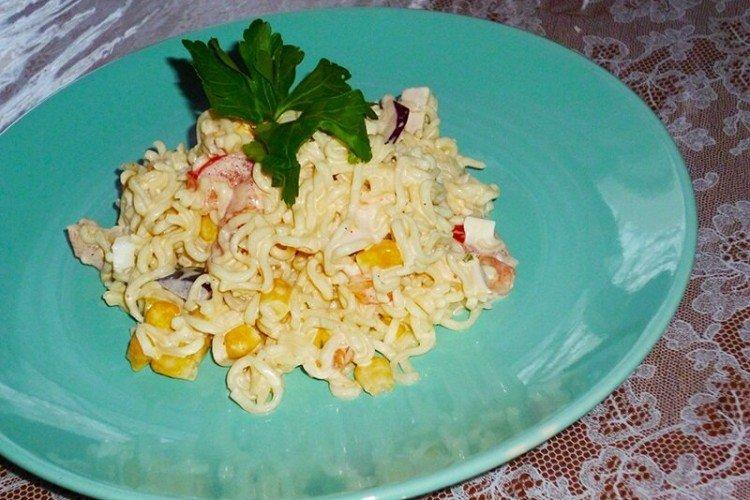 Салат с лапшой быстрого приготовления