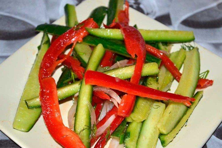 Пряный салат из огурцов и перца