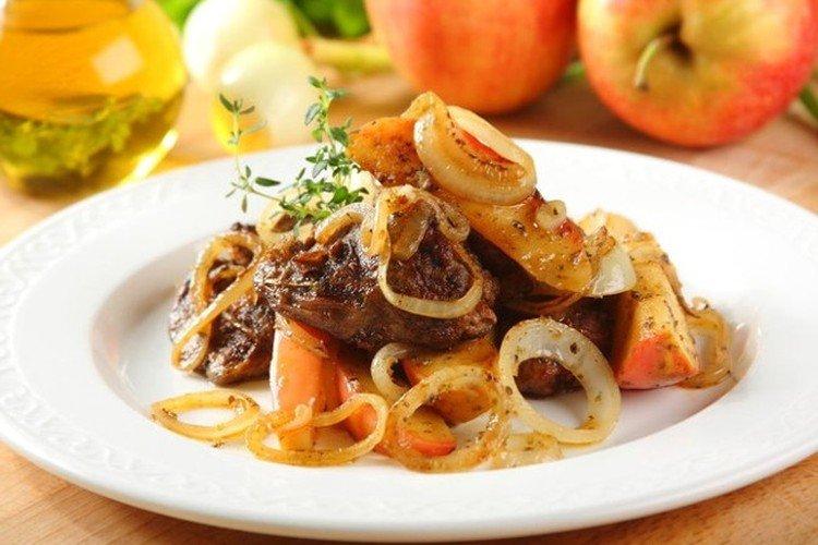 Куриная печень с яблоком