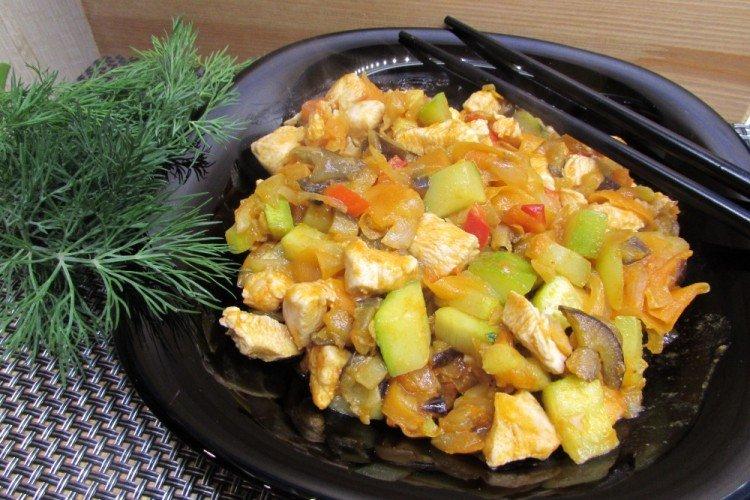 Быстрое рагу из кабачков и курицы