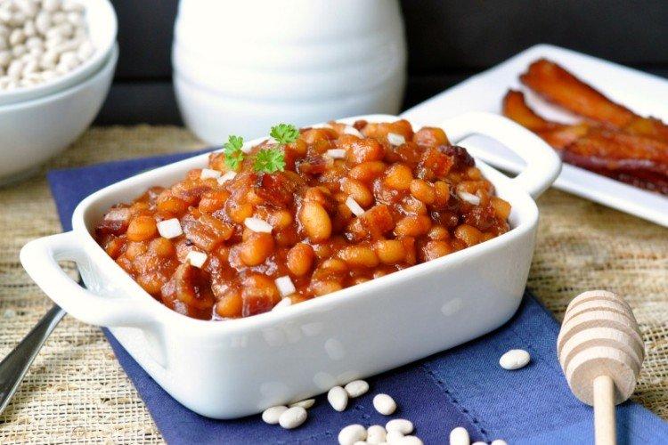 Консервированная фасоль с овощами и беконом