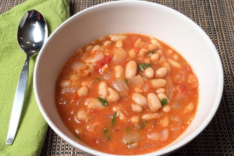 Фасолевый суп с сельдереем и зеленью