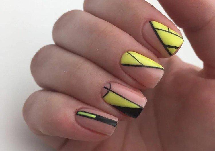 Желтый абстрактный маникюр