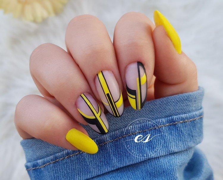 Желтый абстрактный маникюр