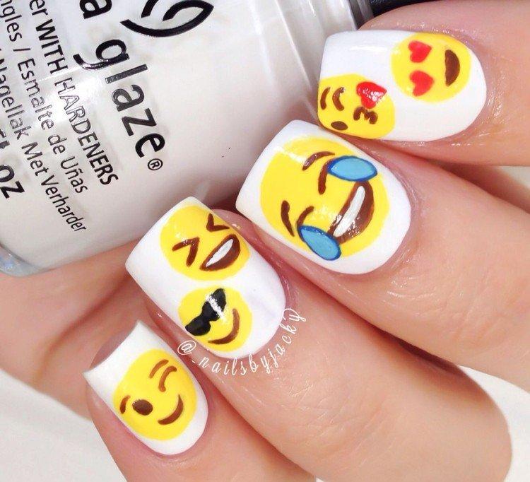 Желтый маникюр со смайликами