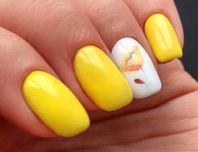 Желтый акварельный маникюр