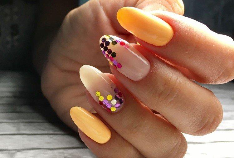 Желтый маникюр с конфетти