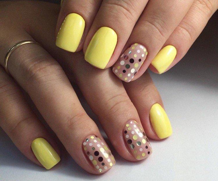Желтый маникюр с конфетти