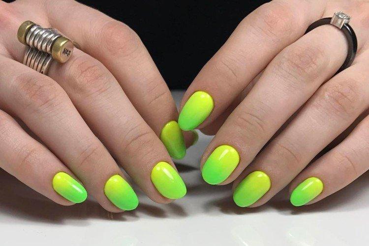 Желтый маникюр омбре