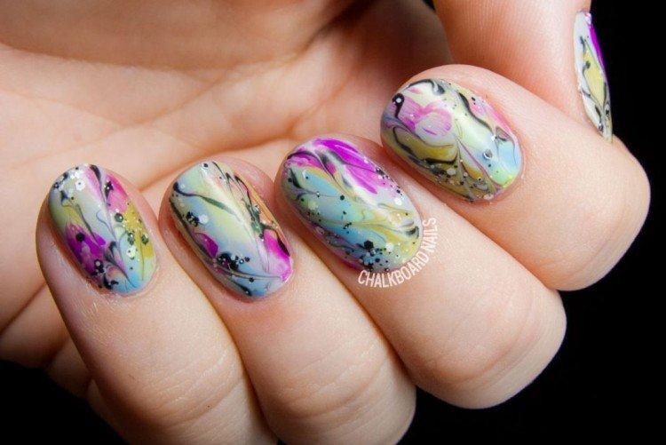 Яркие акварельные рисунки в маникюре