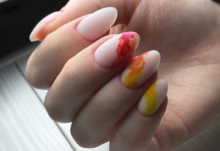 Яркие акварельные рисунки в маникюре