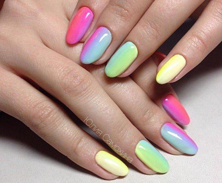 Радужный маникюр