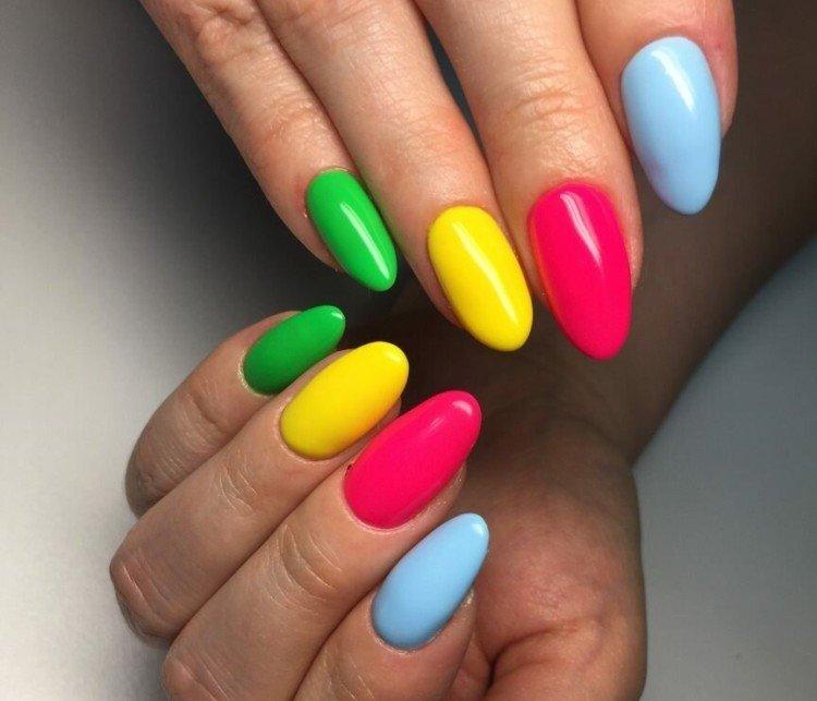 Радужный маникюр