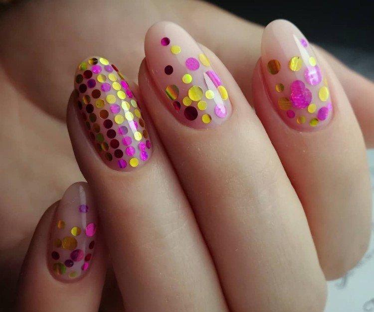 Маникюр с конфетти
