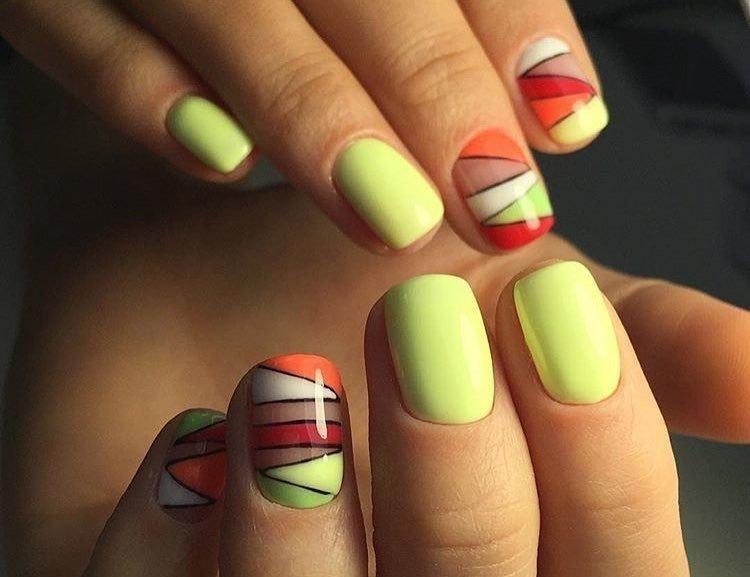 Яркий маникюр на короткие ногти