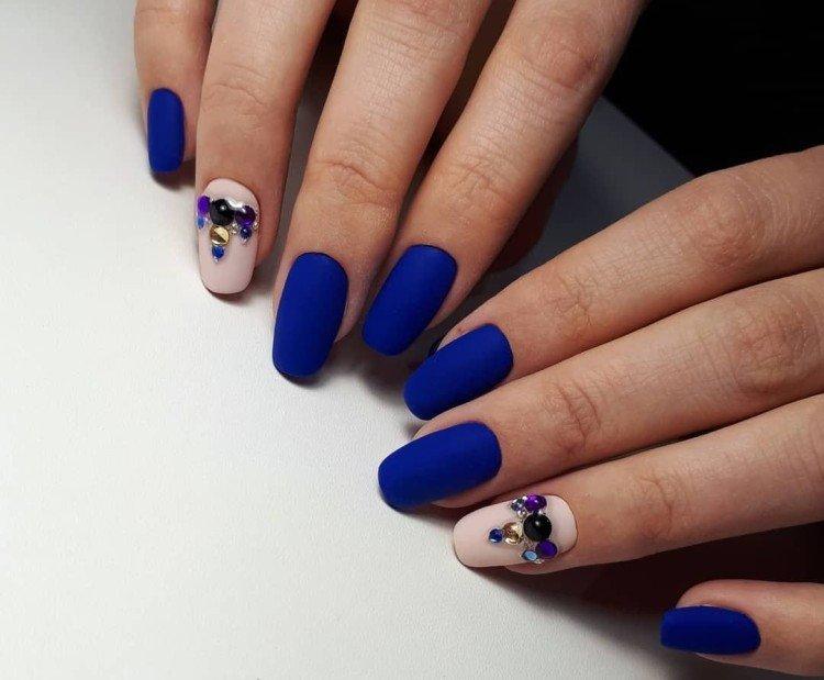 Синий маникюр