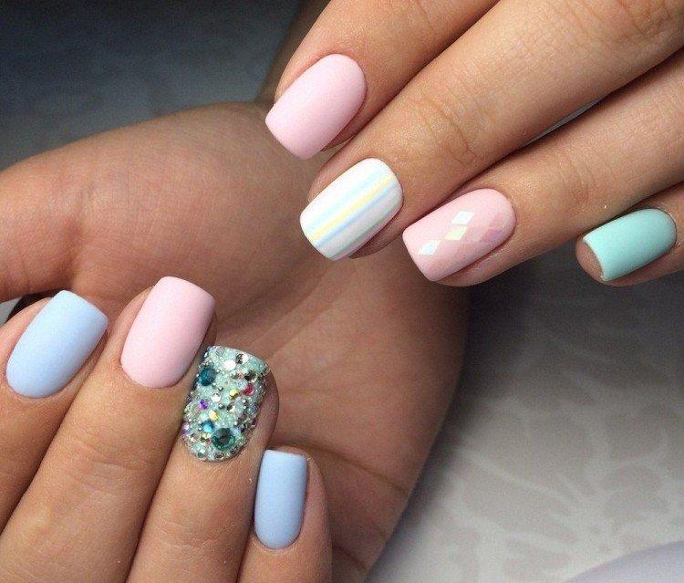 Маникюр в пастельных оттенках