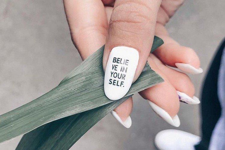 Надписи на ногтях