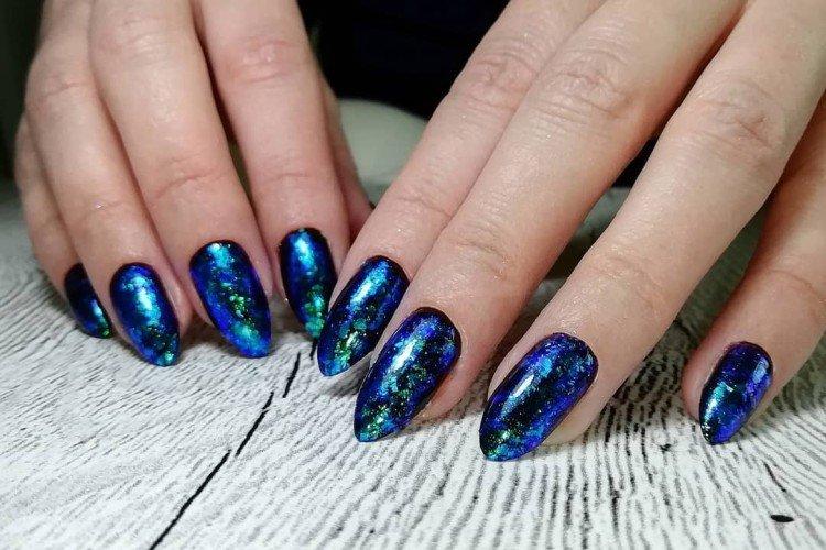 Маникюр с хлопьями