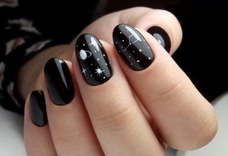 Темный маникюр