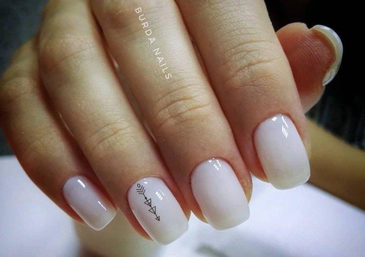 Полупрозрачный молочный маникюр