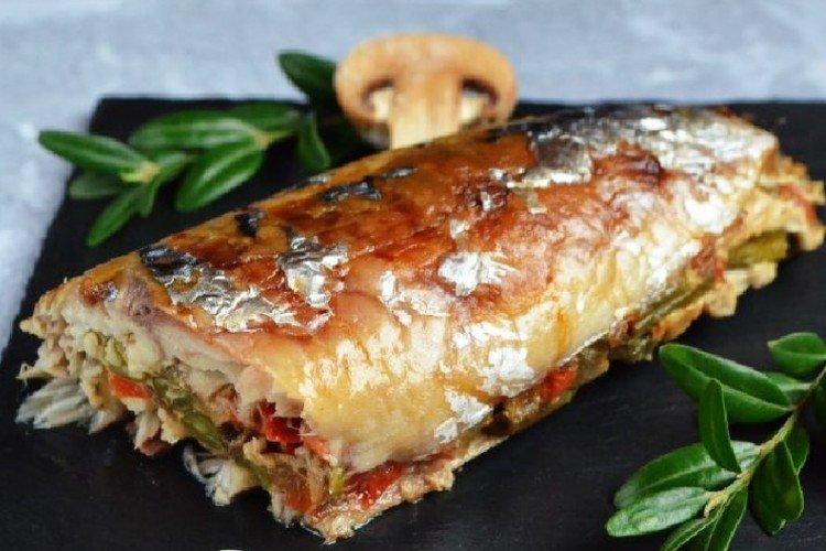 Запеченная скумбрия с кабачками и баклажанами