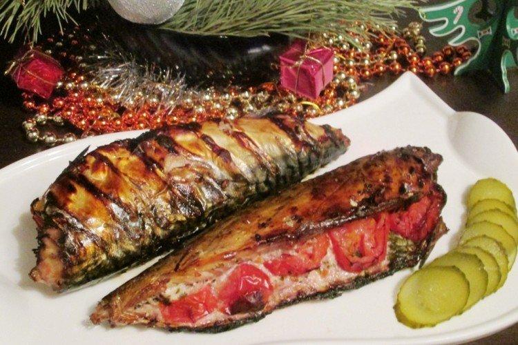 Запеченная скумбрия с сыром и помидорами