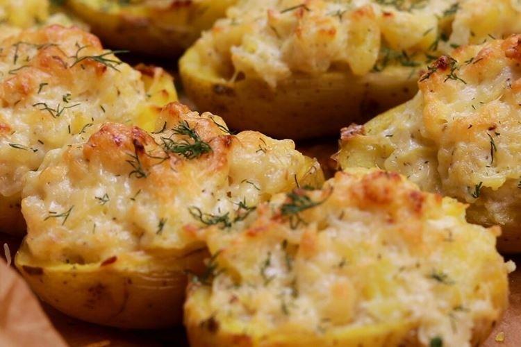 Картошка, запеченная с крабовыми палочками